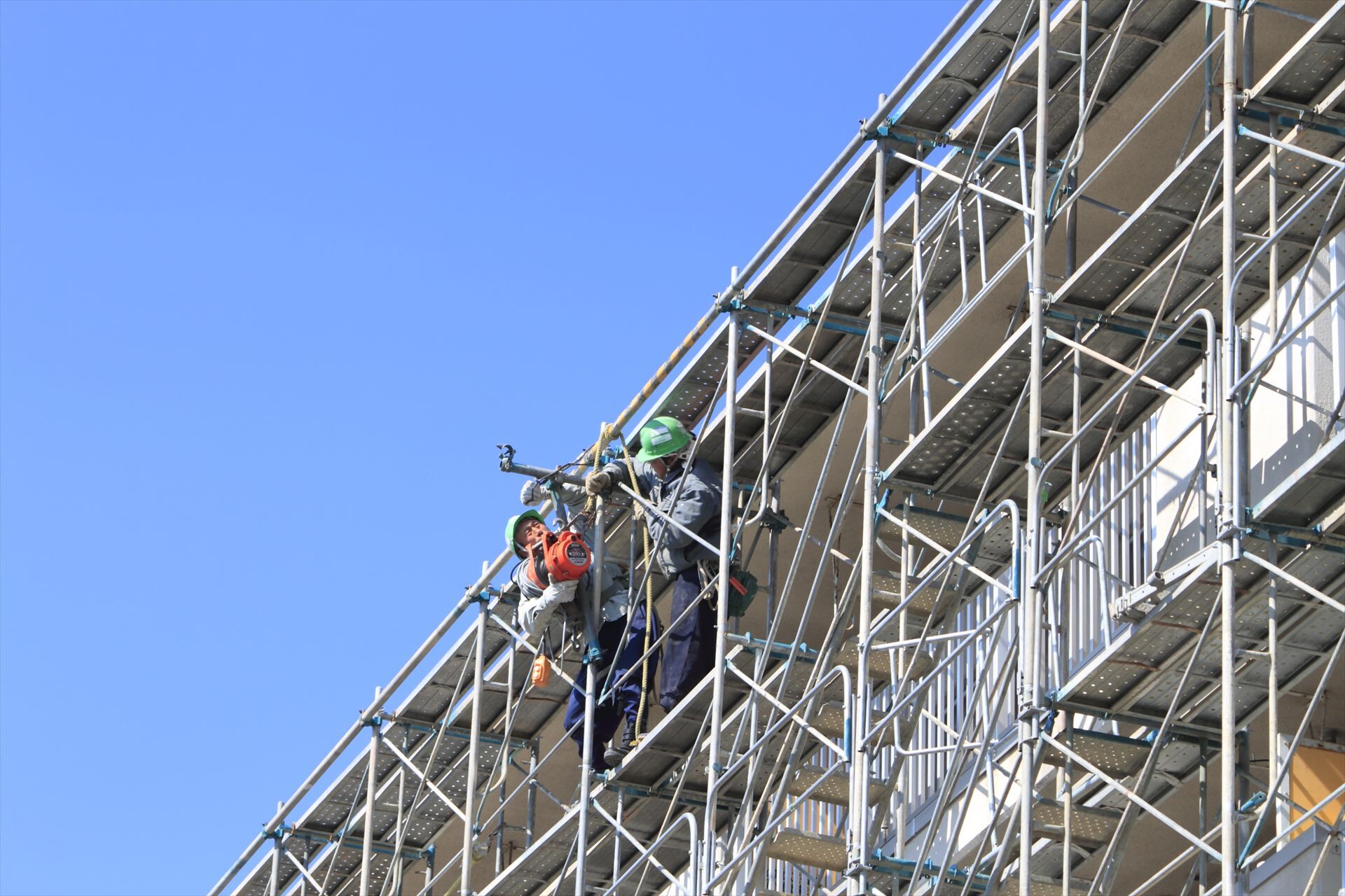 高所で足場を確認するスタッフ